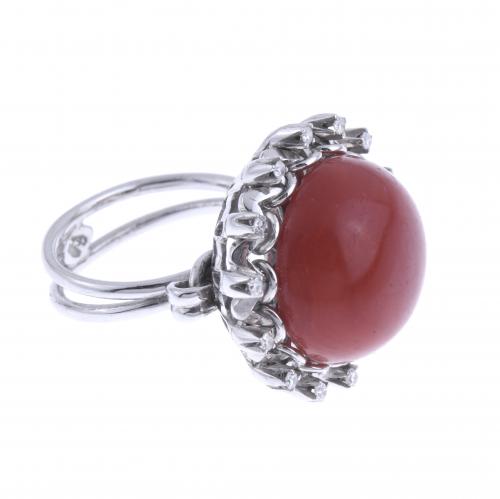 RING WITH CORAL AND DIAMONDS.