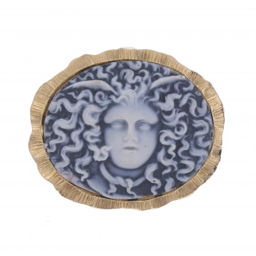 PENDANT WITH MEDUSA IN AGATE CAMEO.