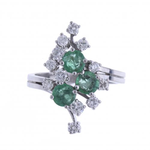 EMERALDS AND DIAMONDS CLUSTER RING.