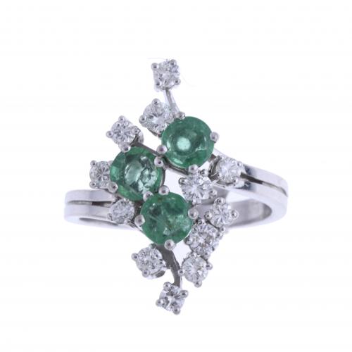 EMERALDS AND DIAMONDS CLUSTER RING.