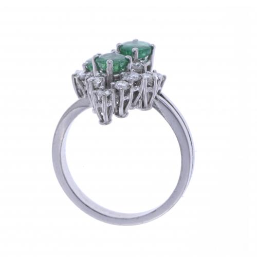 EMERALDS AND DIAMONDS CLUSTER RING.