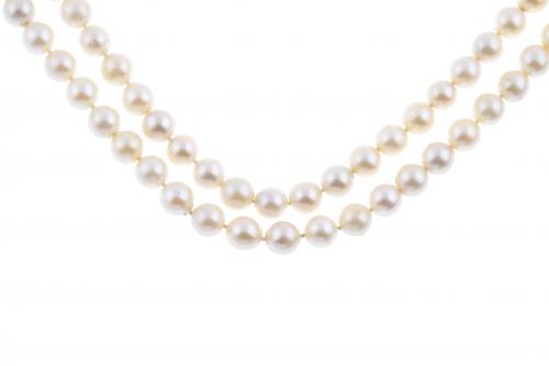 PEARLS LONG NECKLACE.
