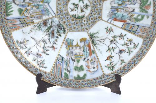 LARGE CHINESE CANTON DISH, 20TH CENTURY.