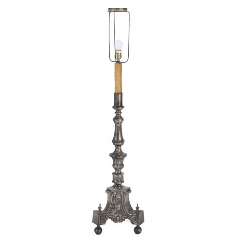 SPANISH AXE-HOLDER, ADAPTED AS A LAMP, 20TH CENTURY.