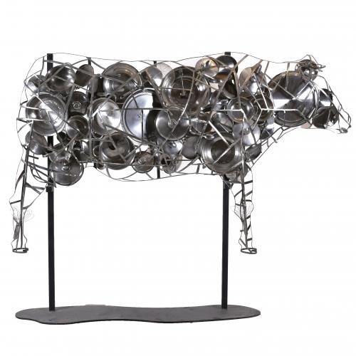 "VACA", ESCULTURA QUE DECORABA UNA DE LAS SALAS DEL EMBLEMÁ