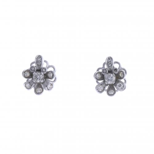 PENDIENTES INFANTILES, FLOR CON DIAMANTES.