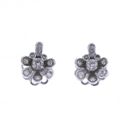 PENDIENTES INFANTILES, FLOR CON DIAMANTES.