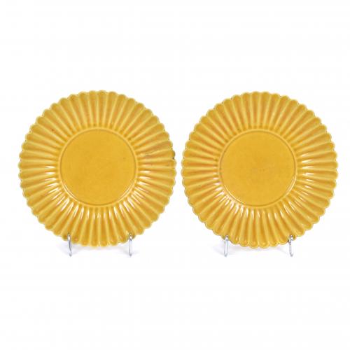 PAIR OF CHINESE DISHES, 20TH CENTURY.