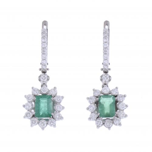 PENDIENTES LARGOS CON DIAMANTES Y ESMERALDAS.