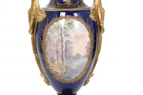 SÈVRES PORCELAIN VASE. 19TH CENTURY.