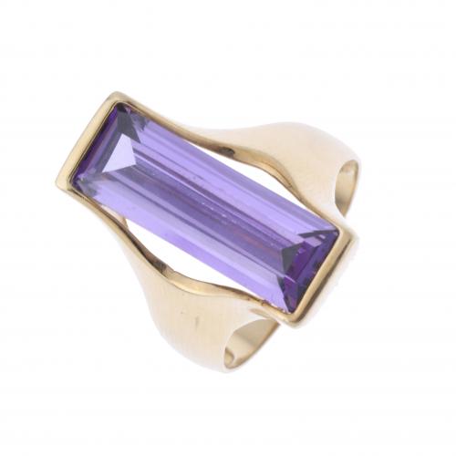 SHUTTLE RING WITH AMETHYST.
