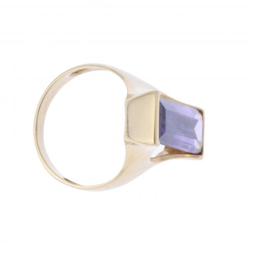 SHUTTLE RING WITH AMETHYST.