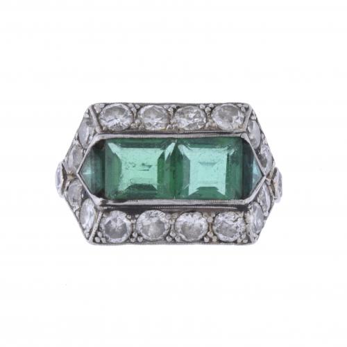 ART DECO RING WITH EMERALDS AND DIAMONDS.