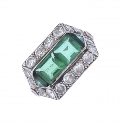 ART DECO RING WITH EMERALDS AND DIAMONDS.