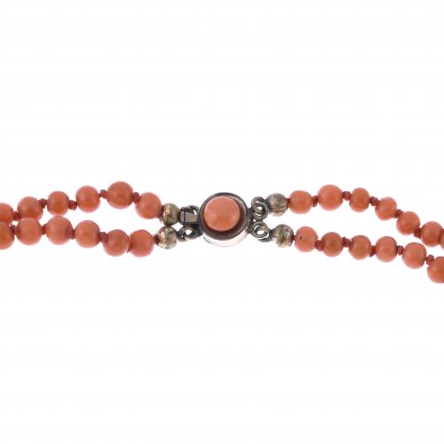 NECKLACE MADE OF TWO CORAL STRANDS.