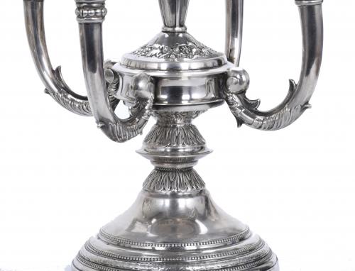 PAREJA DE CANDELABROS EN PLATA, SIGLO XX. 