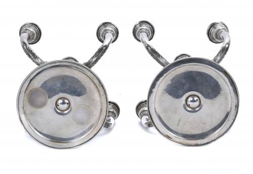 PAREJA DE CANDELABROS EN PLATA, SIGLO XX. 