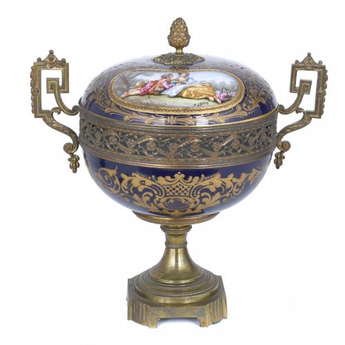 CENTREPIECE IN SÈVRES PORCELAIN, 20TH CENTURY. 