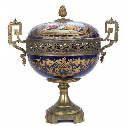 CENTREPIECE IN SÈVRES PORCELAIN, 20TH CENTURY. 