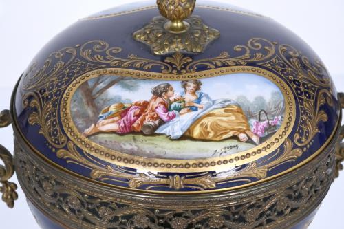 CENTREPIECE IN SÈVRES PORCELAIN, 20TH CENTURY. 