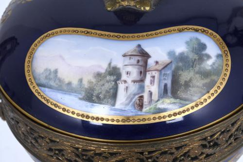 CENTREPIECE IN SÈVRES PORCELAIN, 20TH CENTURY. 
