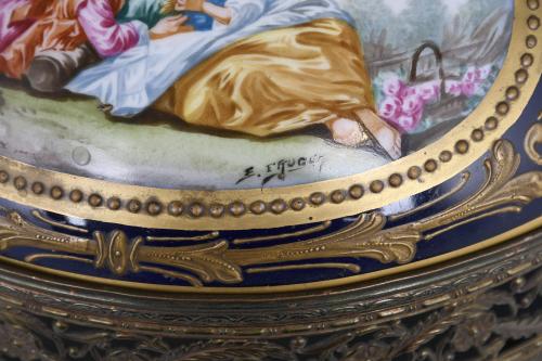 CENTREPIECE IN SÈVRES PORCELAIN, 20TH CENTURY. 
