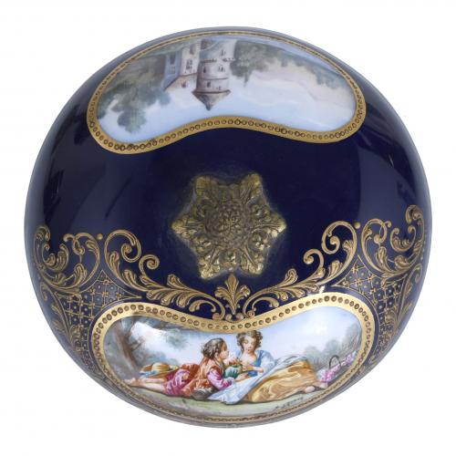 CENTREPIECE IN SÈVRES PORCELAIN, 20TH CENTURY. 
