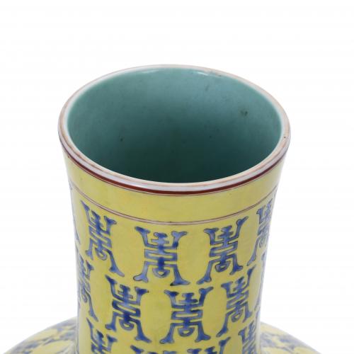 CHINESE VASE, 20TH CENTURY.