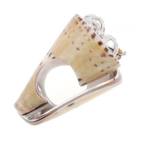 RING WITH SHELL AND DIAMONDS.