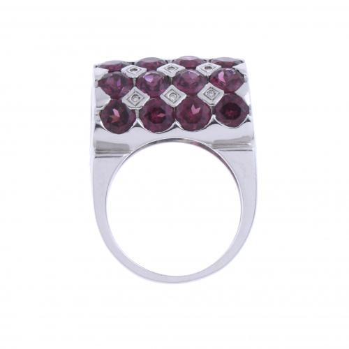 TUBULAR RING WITH GARNETS.