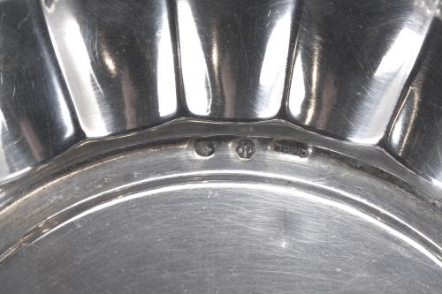 JARRA DE AGUA Y DOS PLATOS DECORATIVOS EN PLATA ESTILO ART 