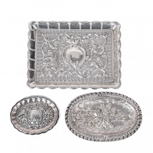 THREE SILVER TRAYS IN HISTORICIST STYLE, 20TH CENTURY. 