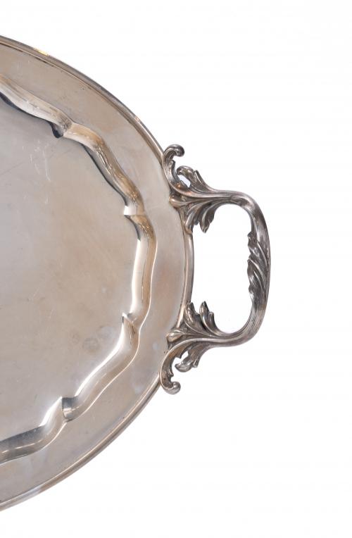 PAIR OF SILVER TRAYS, 20TH CENTURY. 