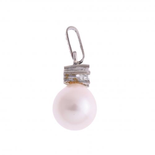 YOU AND ME PENDANT WITH PEARL AND DIAMOND.