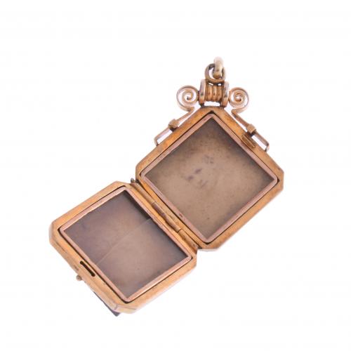 PICTURE FRAME PENDANT, EARLY 20TH CENTURY.