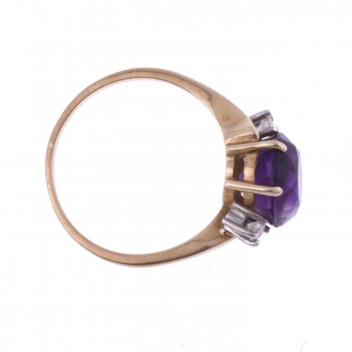 RING WITH AMETHYST.
