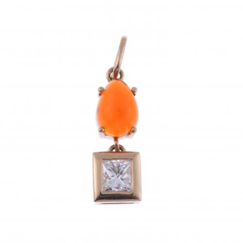 COLGANTE CON DIAMANTE Y ÓPALO DE FUEGO.
