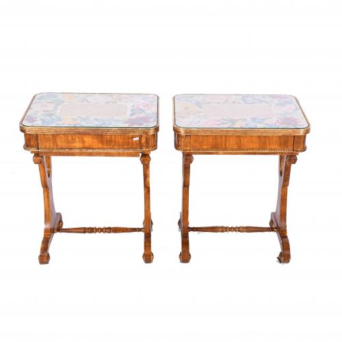 PAREJA DE MESITAS ESTILO BIEDERMEIER IMITANDO MUEBLES COSTUREROS, MED. SIGLO XX. 