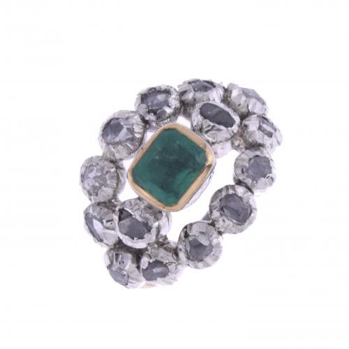 ANTIQUE RING WITH EMERALD AND DIAMONDS.