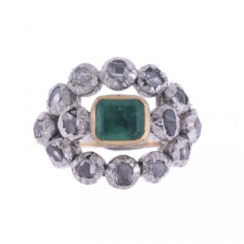 ANTIQUE RING WITH EMERALD AND DIAMONDS.