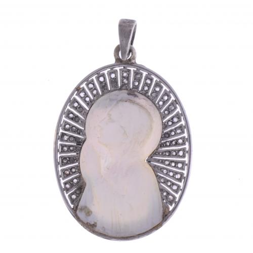 MOTHER-OF-PEARL DEVOTIONAL MEDAL.