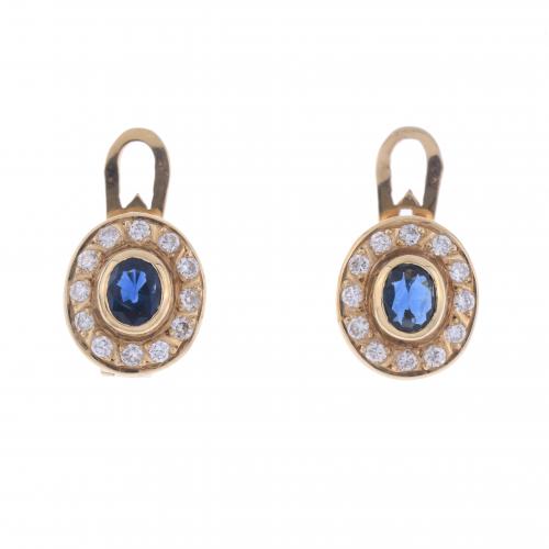 ROSETTE EARRINGS WITH DIAMONDS AND SAPPHIRE.