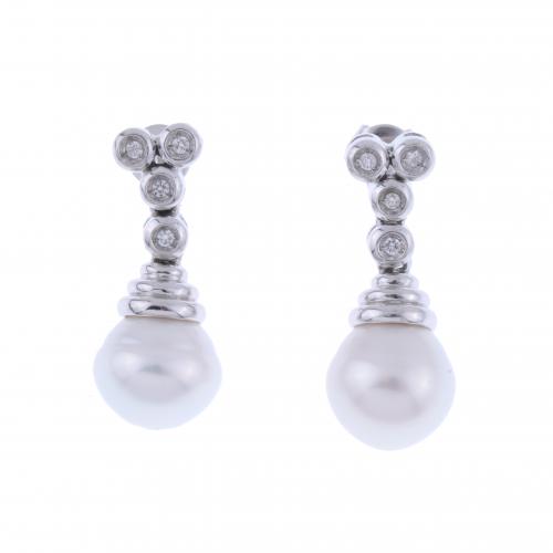 PENDIENTES CON DIAMANTES Y PERLA.