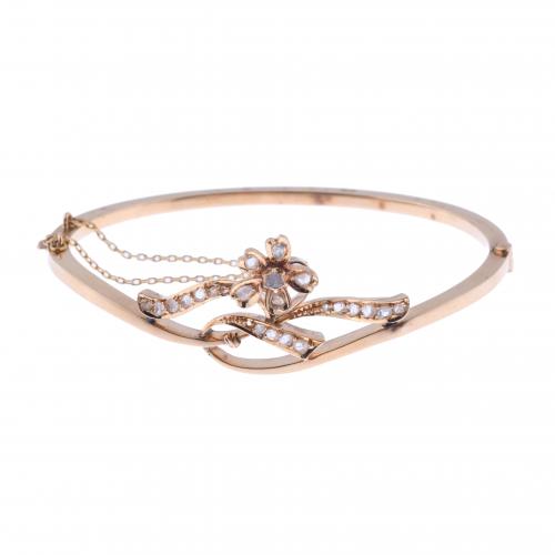 PULSERA RÍGIDA CON FLOR Y LAZO.