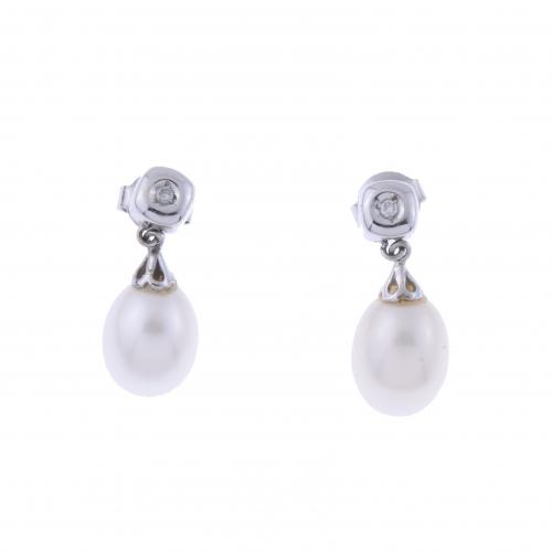 LONG EARRINGS WITH DIAMONDS AND PEARL.