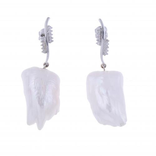 PENDIENTES LARGOS CON PERLA BARROCA Y DIAMANTES.