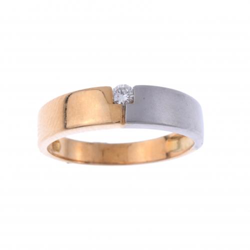 TWO-TONE RING WITH DIAMOND.