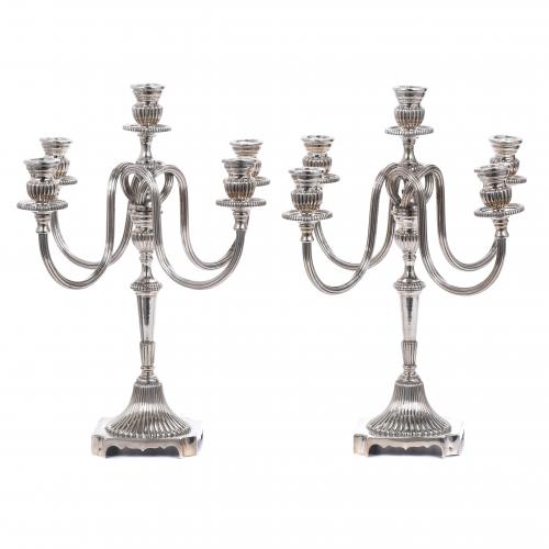 PAREJA DE CANDELABROS EN PLATA, SIGLO XX. 