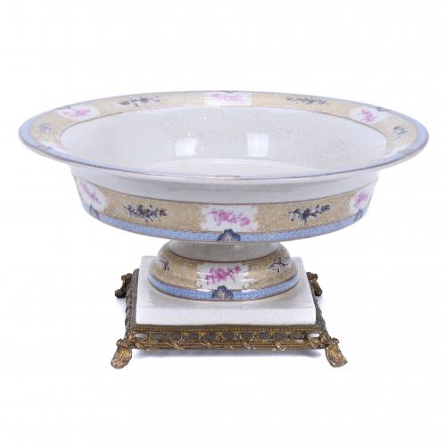 EUROPEAN PORCELAIN AND BRONZE CENTREPIECE, 20TH CENTURY.