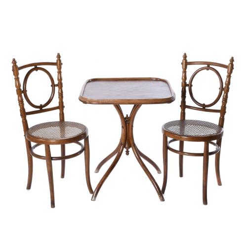 AFTER THONET MODELS. CHESS TABLE AND PAIR OF VIENNA CHAIRS SET, EARLY 20TH CENTURY.